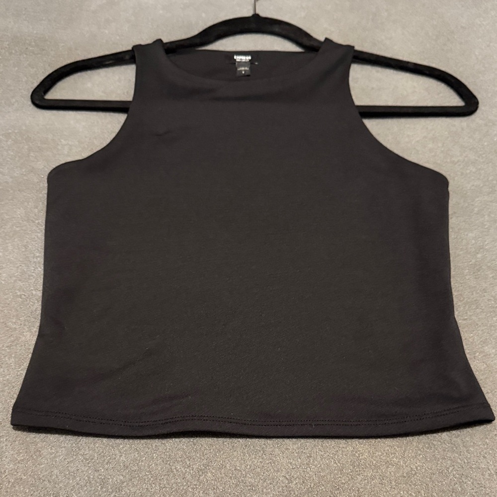 Express Body Contour Cropped Tank - Picture 4 of 6